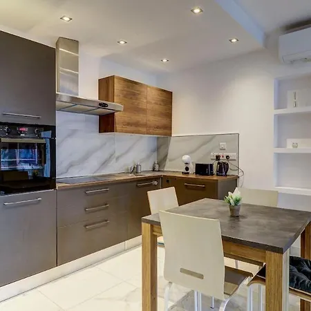 Gzr096-2br Luxury New Minutes From Vibrant Seafront