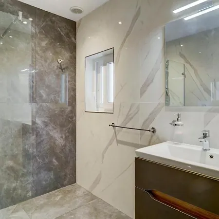 Gzr096-2br Luxury New Minutes From Vibrant Seafront Lejlighed Gzira