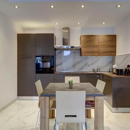 Gzr096-2br Luxury New Minutes From Vibrant Seafront